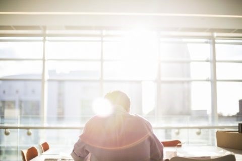 Схема определения угла падения света и угла отверстия