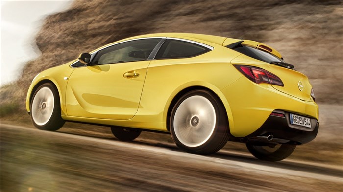 На фото: Opel Astra GTC (J)