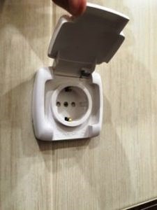 Почему искрит розетка