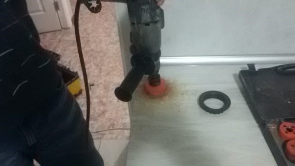 Установка выдвижной розетки в столешню на кухн