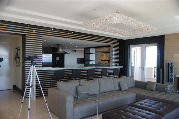 contemporary-family-room