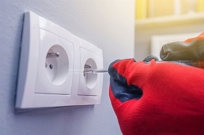 Работа по замене неработающей розетки